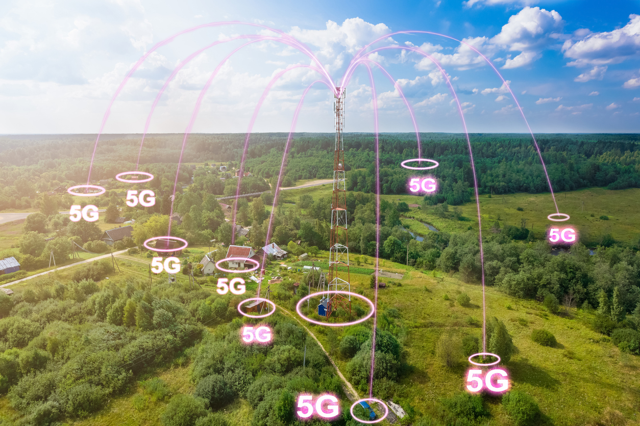 l'immagine rappresenta punti di connessione 5G su un prato verde