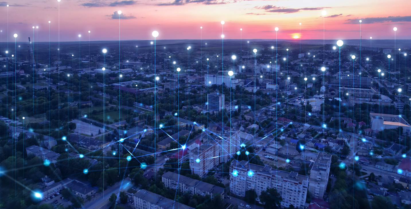 L'immagine rappresenta reti di telecomunicazione e comunicazione in città. Concetto di sviluppo di una città intelligente. La moderna tecnologia di connessione Big Data è il futuro.